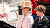 Die 18-jährige Lady Louise Windsor und der 14-jährige James Viscount von Severn sind die jüngsten Enkel der Queen. Die beiden Geschwister sind die Kinder von Prinz Edward und seiner Frau Sophie.