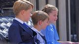 Prinz George trägt Anzug und Krawatte, sein jüngerer Bruder Prinz Louis ein Matrosenhemd und Prinzessin Charlotte ein hellblaues Kleid.