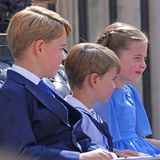 Prinz George trägt Anzug und Krawatte, sein jüngerer Bruder Prinz Louis ein Matrosenhemd und Prinzessin Charlotte ein hellblaues Kleid.