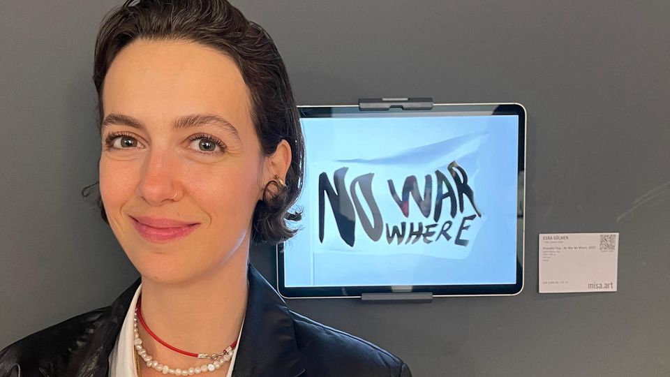 Esra Gülmen Esra Gülmen nimmt in ihren iPad-Kunstwerken direkten Bezug zum Ukraine-Krieg. Sie hat verschiedene Flaggen entworfen. Die Botschaft: kein Krieg.