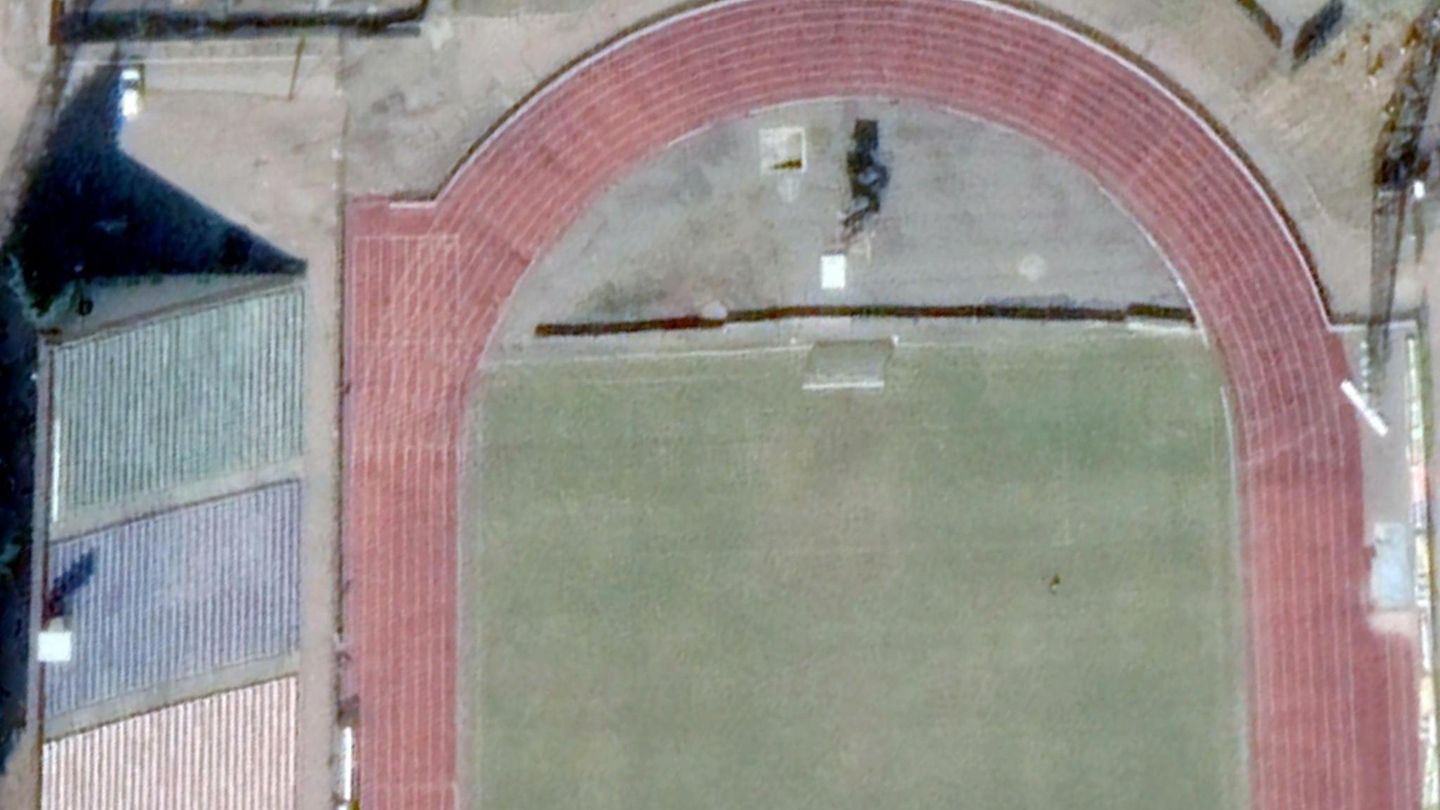 Ukraine-Krieg: Luftaufnahme eines Stadions in Tschernihiw