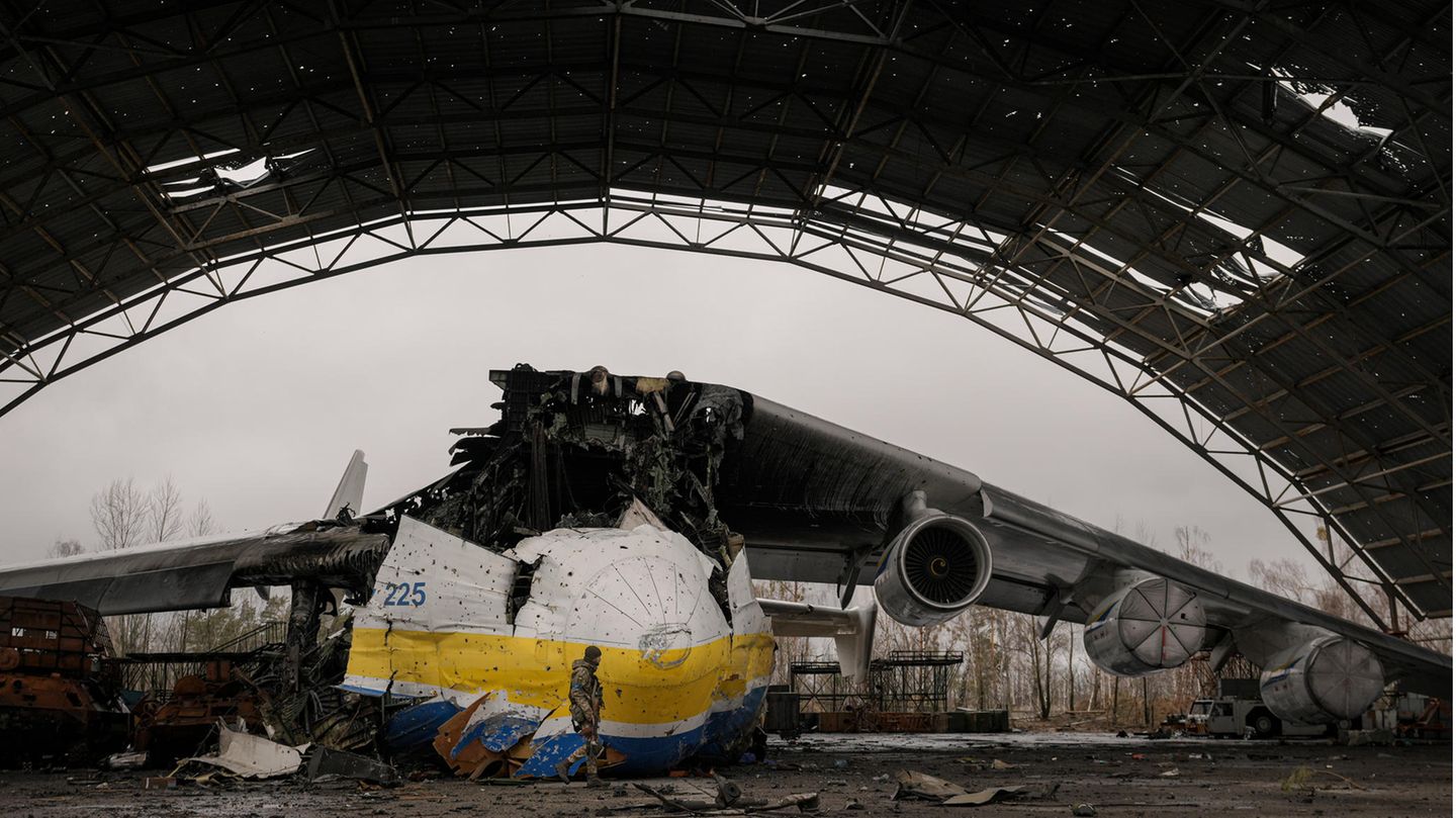 In Trümmern liegt die einzige ukrainische Anotonow-225 auf dem Flugplatz Hostomel bei Kiew