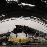 In Trümmern liegt die einzige ukrainische Anotonow-225 auf dem Flugplatz Hostomel bei Kiew