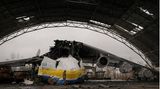 In Trümmern liegt die einzige ukrainische Anotonow-225 auf dem Flugplatz Hostomel bei Kiew