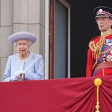 Unter großem Jubel der Menschen zeigte sich die Queen kurz auf dem Balkon des Buckingham Palastes, um den Salut der Truppen abzunehmen. Die 96-Jährige trug dasselbe blaue Mantelkleid, in dem sie auch auf einem neuen, offiziellen Porträt zu sehen ist. Dazu kombinierte die Monarchin einen passenden Hut und musste sich etwas auf einen Stock stützen. An ihrer Seite zu sehen ist ihr Cousin, der Duke of Kent.