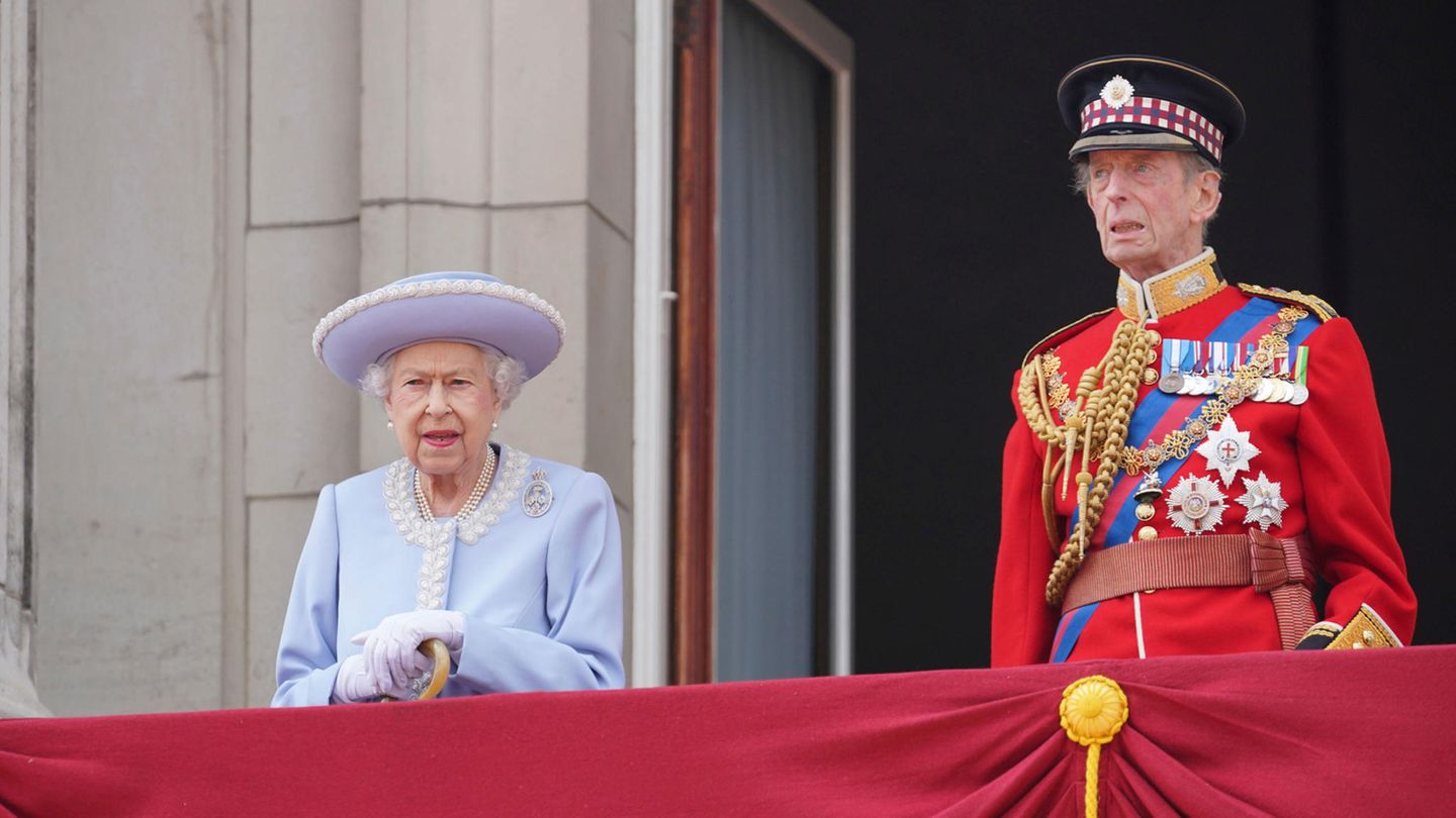 "Trooping the Colour"-Parade: Unter großem Jubel der Menschen zeigte sich die Queen kurz auf dem Balkon des Buckingham Palastes, um den Salut der Truppen abzunehmen. Die 96-Jährige trug dasselbe blaue Mantelkleid, in dem sie auch auf einem neuen, offiziellen Porträt zu sehen ist. Dazu kombinierte die Monarchin einen passenden Hut und musste sich etwas auf einen Stock stützen. An ihrer Seite zu sehen ist ihr Cousin, der Duke of Kent. Unter großem Jubel der Menschen zeigte sich die Queen kurz auf dem Balkon des Buckingham Palastes, um den Salut der Truppen abzunehmen. Die 96-Jährige trug dasselbe blaue Mantelkleid, in dem sie auch auf einem neuen, offiziellen Porträt zu sehen ist. Dazu kombinierte die Monarchin einen passenden Hut und musste sich etwas auf einen Stock stützen. An ihrer Seite zu sehen ist ihr Cousin, der Duke of Kent.