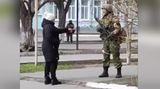 Ukraine: Frau schreit russischen Soldaten an
