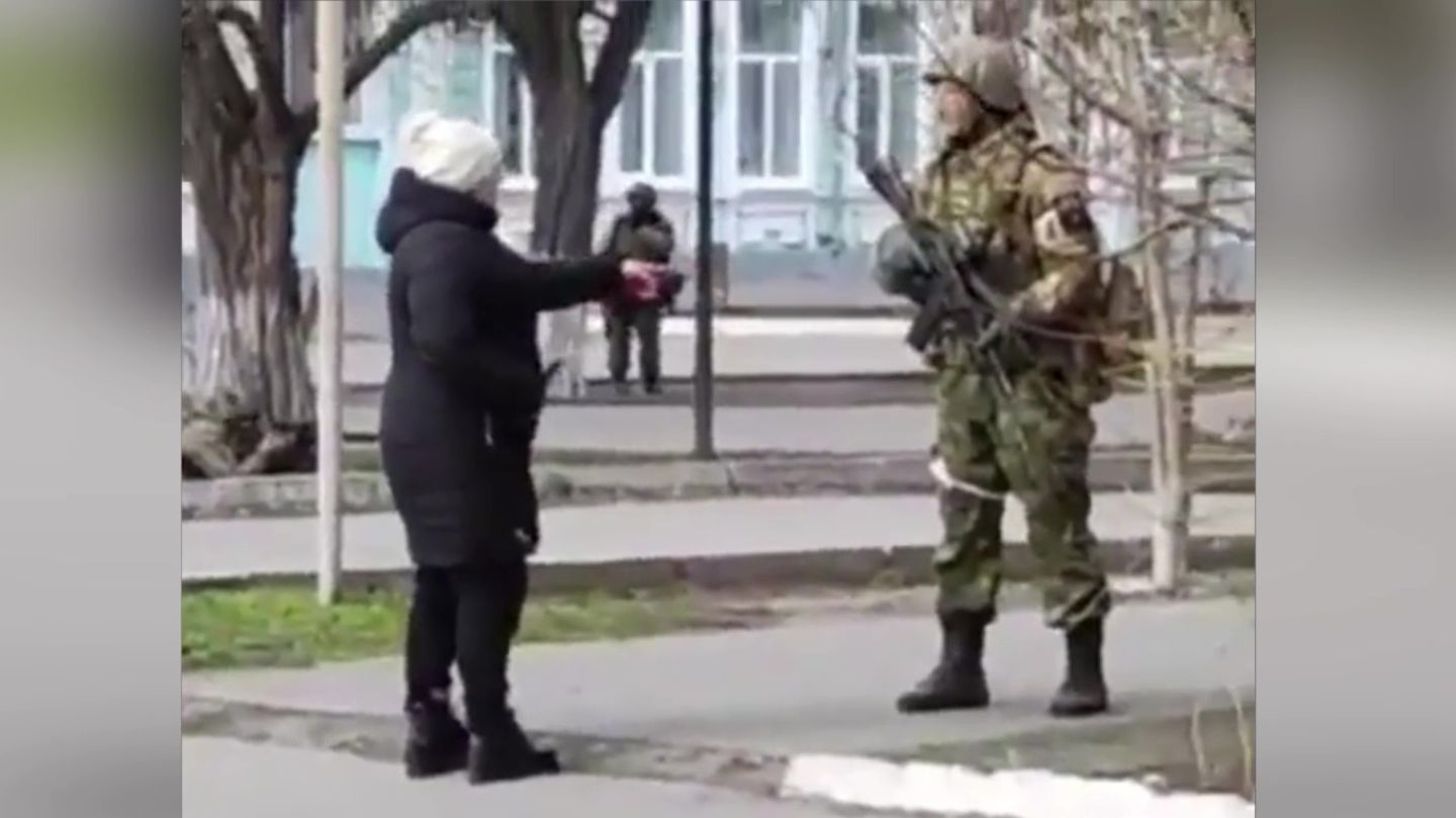 Ukraine: Frau schreit russischen Soldaten an