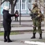 Ukraine: Frau schreit russischen Soldaten an