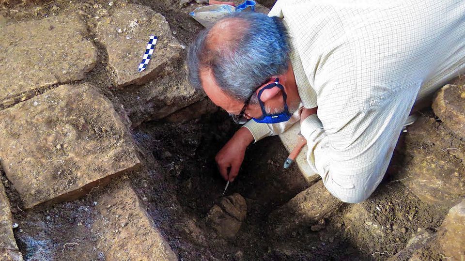 Ein Archäologe bei der Ausgrabung