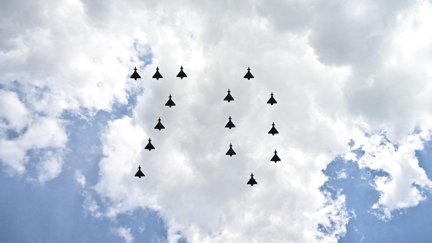 Flugzeuge der Royal Air Force bildeten während der Flugshow die Zahl 70 – eine Hommage an die Queen, die seit 1952 auf dem britischen Thron sitzt und damit ihr Platinjubiläum feiert.