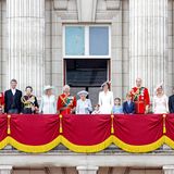 Zum Abschluss kam die Queen mit mehreren Familienmitgliedern erneut auf den Balkon des Buckingham Palastes. In diesem Jahr hatte die Monarchin entschieden, dass nur arbeitende Royals erscheinen und die finale Flugshow verfolgen dürfen. Neben Thronfolger Charles und seiner Frau Camilla, waren das unter anderem Prinzessin Anne mit ihrem Mann sowie Prinz Edward mit seiner Familie. Nicht fehlen dürfen natürlich Prinz William, seine Frau Kate und die drei gemeinsamen Kinder.