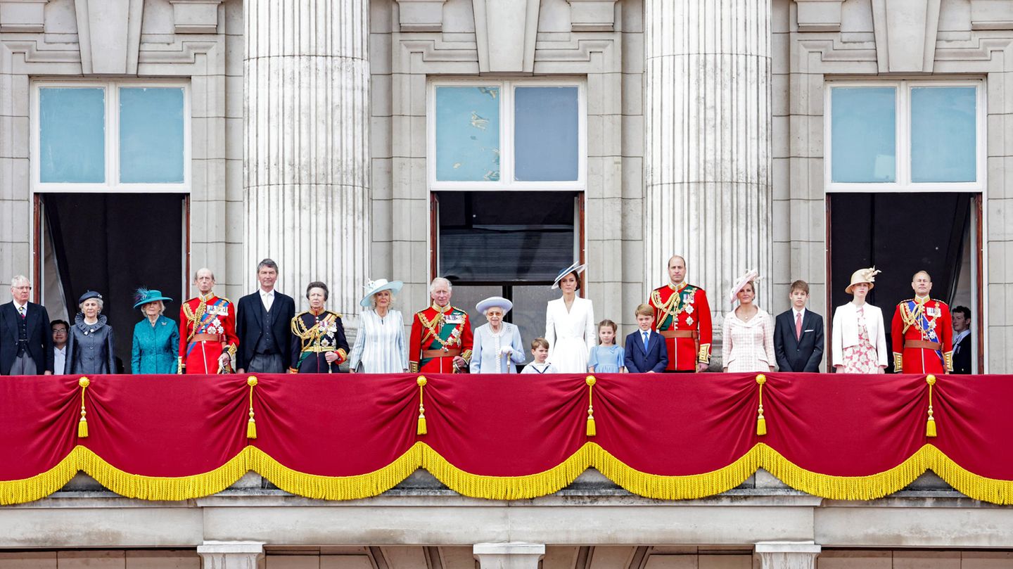 "Trooping the Colour"-Parade: Zum Abschluss kam die Queen mit mehreren Familienmitgliedern erneut auf den Balkon des Buckingham Palastes. In diesem Jahr hatte die Monarchin entschieden, dass nur arbeitende Royals erscheinen und die finale Flugshow verfolgen dürfen. Neben Thronfolger Charles und seiner Frau Camilla, waren das unter anderem Prinzessin Anne mit ihrem Mann sowie Prinz Edward mit seiner Familie. Nicht fehlen dürfen natürlich Prinz William, seine Frau Kate und die drei gemeinsamen Kinder. Zum Abschluss kam die Queen mit mehreren Familienmitgliedern erneut auf den Balkon des Buckingham Palastes. In diesem Jahr hatte die Monarchin entschieden, dass nur arbeitende Royals erscheinen und die finale Flugshow verfolgen dürfen. Neben Thronfolger Charles und seiner Frau Camilla, waren das unter anderem Prinzessin Anne mit ihrem Mann sowie Prinz Edward mit seiner Familie. Nicht fehlen dürfen natürlich Prinz William, seine Frau Kate und die drei gemeinsamen Kinder.