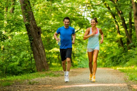 Geschenke für Läufer: Junges Pärchen beim Lauftraining im Wald