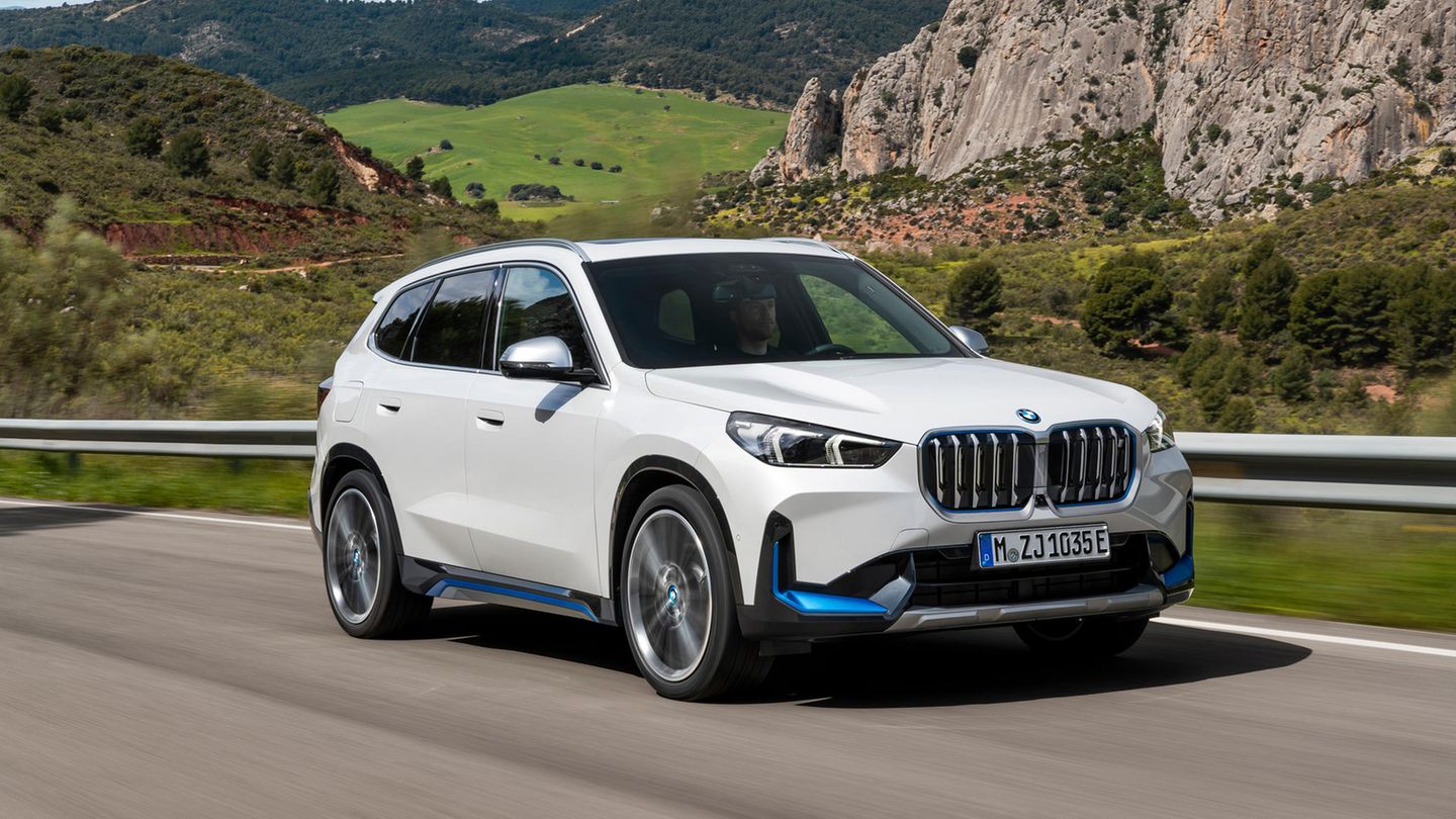 Der neue BMW X1 fährt auf einer Straße durch eine Gebirge