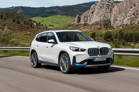 Der neue BMW X1 fährt auf einer Straße durch eine Gebirge