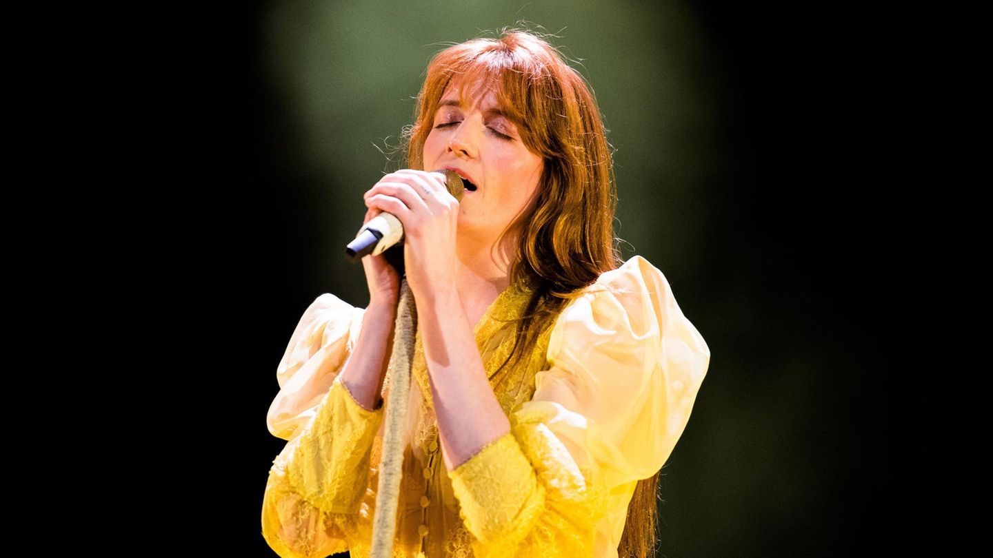 Musiktipps: Sängerin Florence Welch, Florence + The Machine, hier bei einem Konzert 2019. Das neue Album ist absolut hörenswert