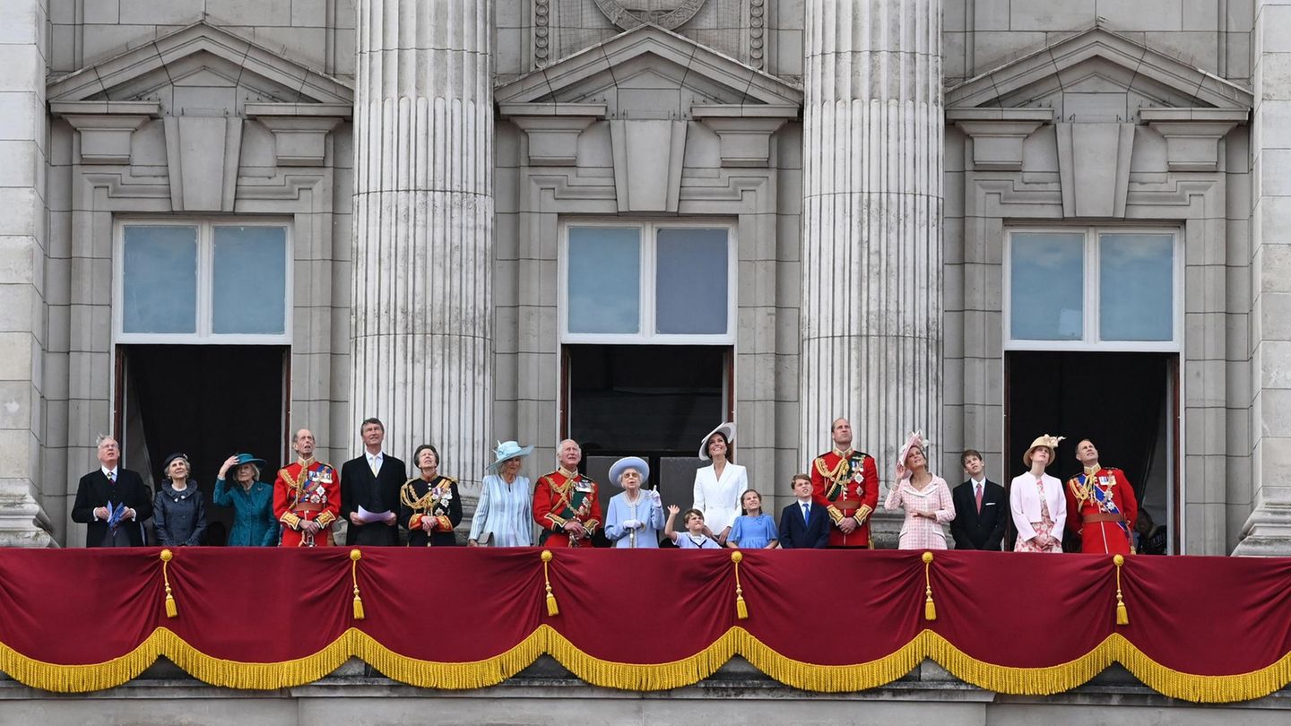 Queen Elizabeth II: These royals were on the balcony