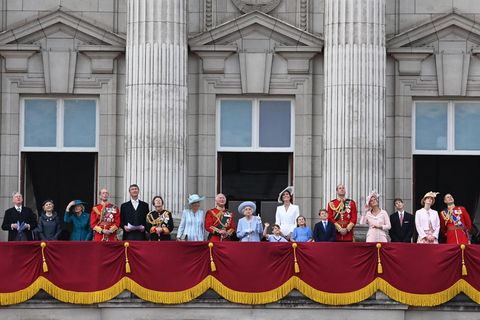 Queen Elizabeth II. und ihre Familie auf dem Balkon