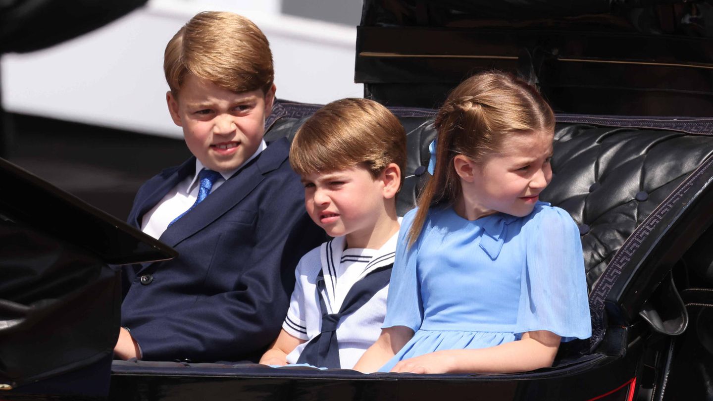 Mit der "Trooping the Colour"-Parade haben in London die Feierlichkeiten zum Platinjubiläum von Queen Elizabeth II. begonnen. Vier Tage finden in London diverse Partys, Feste und Konzerte statt. Neben der Königin waren ihre Urenkel George, Louis und Charlotte die heimlichen Stars während der Militärzeremonie. Die drei Kinder von Prinz William und Herzogin Kate saßen mit ihrer Mutter und Herzogin Camilla in einer Kutsche, die die Royals zum Buckingham Palast brachte.