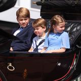 Mit der "Trooping the Colour"-Parade haben in London die Feierlichkeiten zum Platinjubiläum von Queen Elizabeth II. begonnen. Vier Tage finden in London diverse Partys, Feste und Konzerte statt. Neben der Königin waren ihre Urenkel George, Louis und Charlotte die heimlichen Stars während der Militärzeremonie. Die drei Kinder von Prinz William und Herzogin Kate saßen mit ihrer Mutter und Herzogin Camilla in einer Kutsche, die die Royals zum Buckingham Palast brachte.