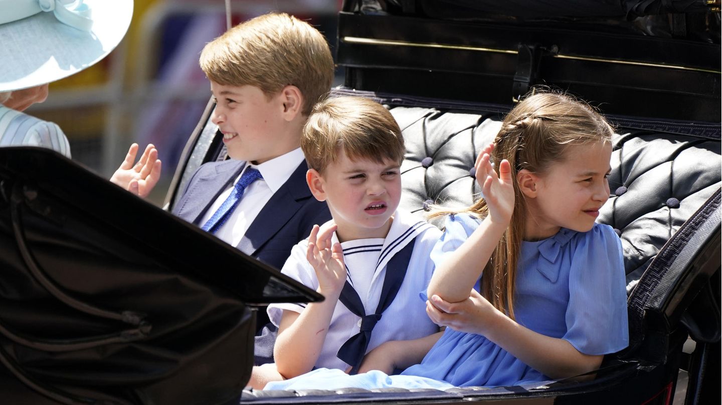 Die jungen Royals bemühtem sich eifrig, den Schaulistigen entlang der Strecke zu winken. Besonders engagiert zeigte sich dabei der Jüngste, Prinz Louis. Der Vierjährige schien gar nicht mehr aufhören zu wollen. In einer Szene war zu sehen, wie seine Schwester Charlotte daraufhin leicht genervt seine Hand nach unten drückte.
