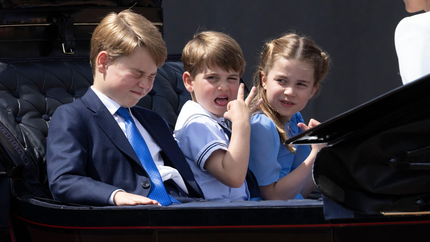 Auch das muss mal sein: Prinz George, aktuell an dritter Stelle der britischen Thronfolge, schneidet eine Grimasse. Seine Schwester Charlotte zeigt mit dem Finger auf ihn und der kleine Louis kaspert ebenfalls herum. So eine Kutschfahrt im Sonnenschein kann auch ganz schön anstrengend werden.