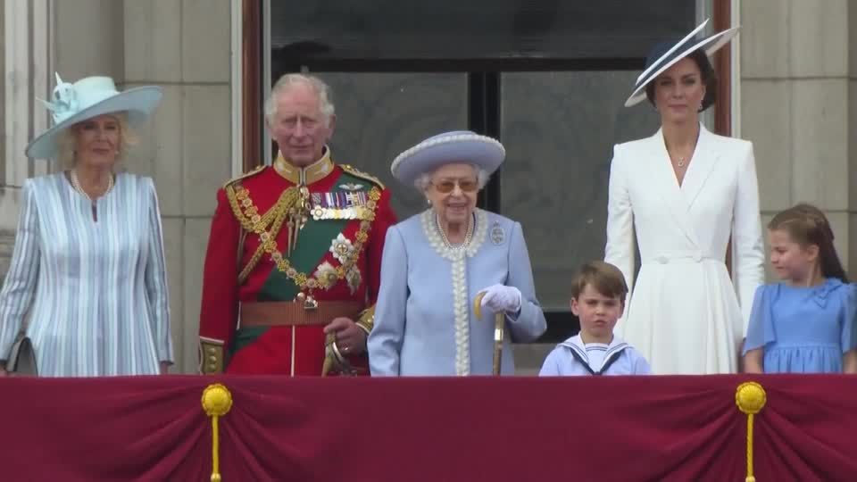 Video: Militärparade zum Thronjubiläum der Queen Video: Militärparade zum Thronjubiläum der Queen