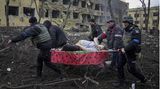 Schwangere Frau wird nach Angriff auf Krankenhaus in Mariupol (Ukraine) abtransportiert