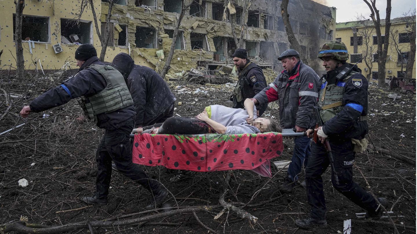 Schwangere Frau wird nach Angriff auf Krankenhaus in Mariupol (Ukraine) abtransportiert Schwangere Frau wird nach Angriff auf Krankenhaus in Mariupol (Ukraine) abtransportiert