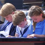 Als die Nationalhymne gespielt wurde verneigten sich die drei Geschwister zu Ehren der Queen. Während Prinz George in Anzug und Krawatte gekleidet war, trug sein Bruder Louis einen Matrosenanzug. Sicher kein Zufall. Auch Prinz William besuchte als Kind eine "Trooping the Colour"-Parade in solch einem Outfit.