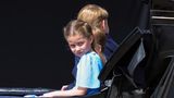 Für Prinzessin Charlotte wurde ein hellblaues Chiffonkleid ausgewählt. Die Haare der Siebenjährigen waren seitlich geflochten und mit einer blauen Schleife verziert.