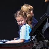 Für Prinzessin Charlotte wurde ein hellblaues Chiffonkleid ausgewählt. Die Haare der Siebenjährigen waren seitlich geflochten und mit einer blauen Schleife verziert.