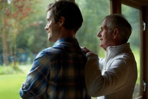 Vater und Sohn schauen aus dem Fenster