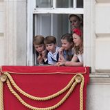 Bevor ein Teil der Royal Family auf den Balkon des Buckingham Palastes heraustrat, zeigten sich die Kinder an einem Fenster. Neben George, Louis und Charlotte waren dort auch Mia Grace Tindall sowie Prinzessin Beatrice zu sehen. Die Queen hatte in diesem Jahr entschieden, dass nur arbeitende Mitglieder der Königsfamilie auf den Balkon kommen dürfen. Prinzessin Beatrice gehört nicht dazu.