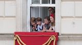 Bevor ein Teil der Royal Family auf den Balkon des Buckingham Palastes heraustrat, zeigten sich die Kinder an einem Fenster. Neben George, Louis und Charlotte waren dort auch Mia Grace Tindall sowie Prinzessin Beatrice zu sehen. Die Queen hatte in diesem Jahr entschieden, dass nur arbeitende Mitglieder der Königsfamilie auf den Balkon kommen dürfen. Prinzessin Beatrice gehört nicht dazu.