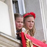 Prinzessin Charlotte verfolgt die Parade gemeinsam mit Mia Grace Tindall. Die Achtjährige ist die Tochter von Zara Tindall, Tochter von Prinzessin Anne, und damit auch eine Urenkelin der Queen.