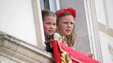 Prinzessin Charlotte verfolgt die Parade gemeinsam mit Mia Grace Tindall. Die Achtjährige ist die Tochter von Zara Tindall, Tochter von Prinzessin Anne, und damit auch eine Urenkelin der Queen.