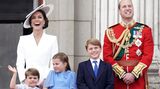 Die finale Flugshow der Parade verfolgten William und Kate mit ihren Kindern auf dem Balkon des Buckingham Palastes. Auch dort zog der kleine Louis – neben der Queen – viele Blicke auf sich und fiel durch engagiertes Winken auf.