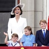 Die finale Flugshow der Parade verfolgten William und Kate mit ihren Kindern auf dem Balkon des Buckingham Palastes. Auch dort zog der kleine Louis – neben der Queen – viele Blicke auf sich und fiel durch engagiertes Winken auf.