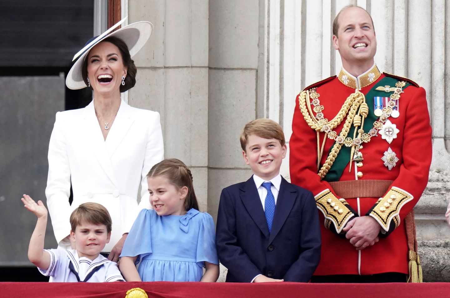 Die finale Flugshow der Parade verfolgten William und Kate mit ihren Kindern auf dem Balkon des Buckingham Palastes. Auch dort zog der kleine Louis – neben der Queen – viele Blicke auf sich und fiel durch engagiertes Winken auf.