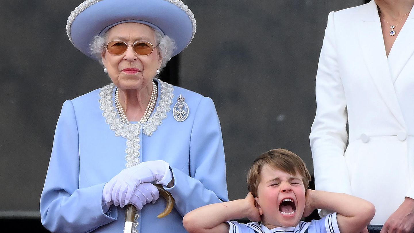 Als die Flugzeuge der Royal Air Force über den Himmel donnerten, hielt sich Louis die Ohren zu und verzog sein Gesicht. Seine älteren Geschwister, die das Spektakel bereits öfter mitgemacht haben, blieben ruhiger. 