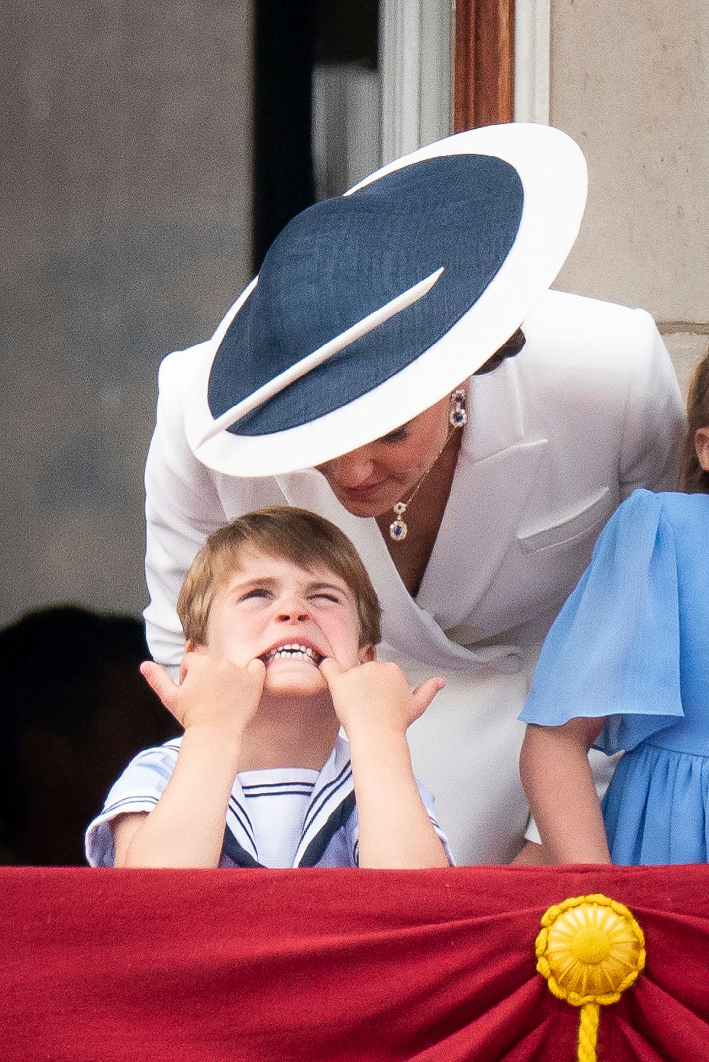Ob ihm gerade langweilig war? Prinz Louis zog auf dem Balkon des Buckingham Palastes mehrere lustige Grimassen – und bekam wohl eine dezente Ansage von Mama Kate.