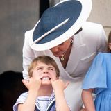 Ob ihm gerade langweilig war? Prinz Louis zog auf dem Balkon des Buckingham Palastes mehrere lustige Grimassen – und bekam wohl eine dezente Ansage von Mama Kate.