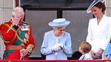 Dafür plauderte die Queen mit ihrem vierjährigen Urenkel. Zur Freude der Briten zeigte sich die 96-jährige Monarchin gleich zweimal auf dem Balkon. Trotz Gehstock machte sie im hellblauen Outfit eine souveräne Figur.