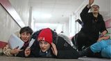 Frauen gehen während eines russischen Angriffs auf dem Boden eines Krankenhauses in Mariupol in Deckung