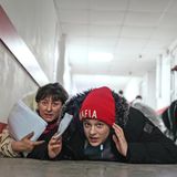 Frauen gehen während eines russischen Angriffs auf dem Boden eines Krankenhauses in Mariupol in Deckung