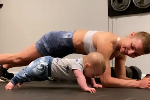 Fitness-Baby plankt mit seiner sportlichen Mama