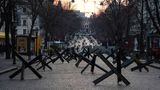 Panzersperren — sogenannte Panzerigel — sichern eine Straße in Odessa, während im Hintergrund die Sonne untergeht