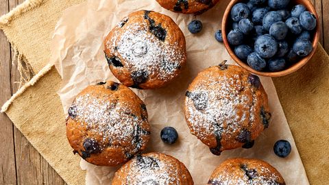 Heidelbeermuffin, Topansicht, Kopierplatz. Cupcakes mit Beeren auf altem rustikalen Holztisch, Frühstück mit Kuchen